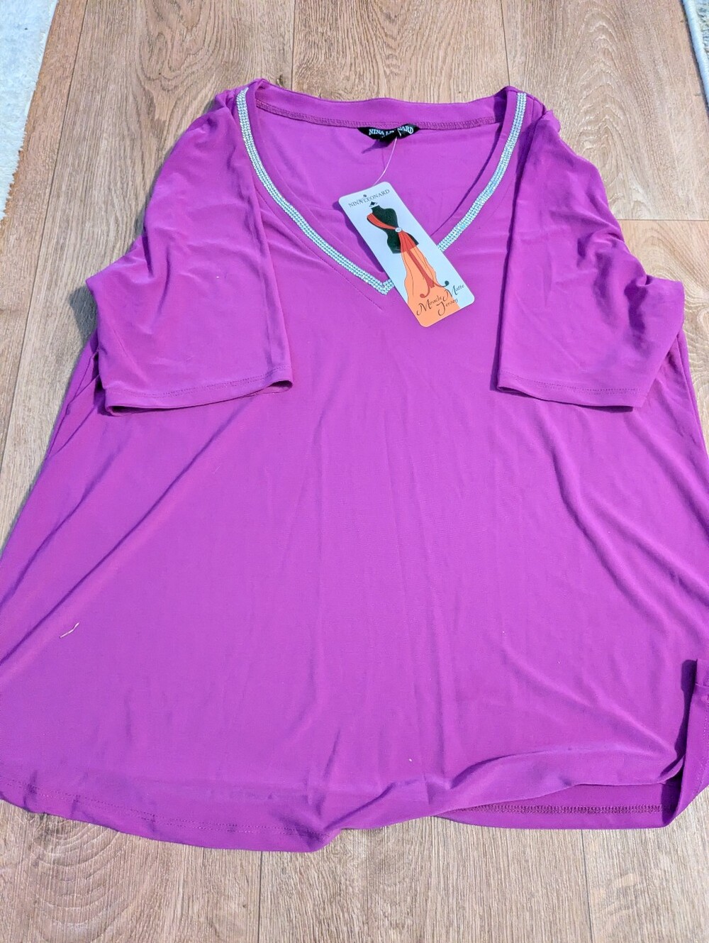 NWT Women's V-Neck Short Sleeve Top -Magenta Purple